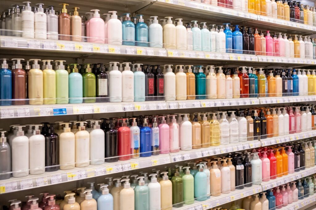 たくさんのシャンプーボトルが棚に並んでいる
