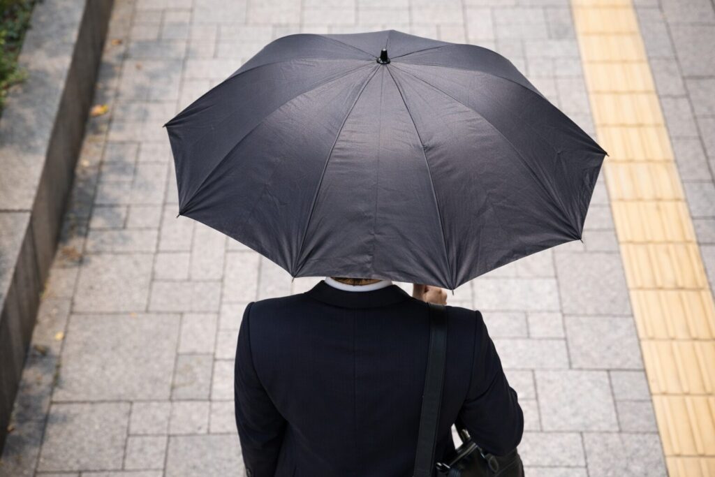 日傘を広げたサイズ感が分かる俯瞰構図