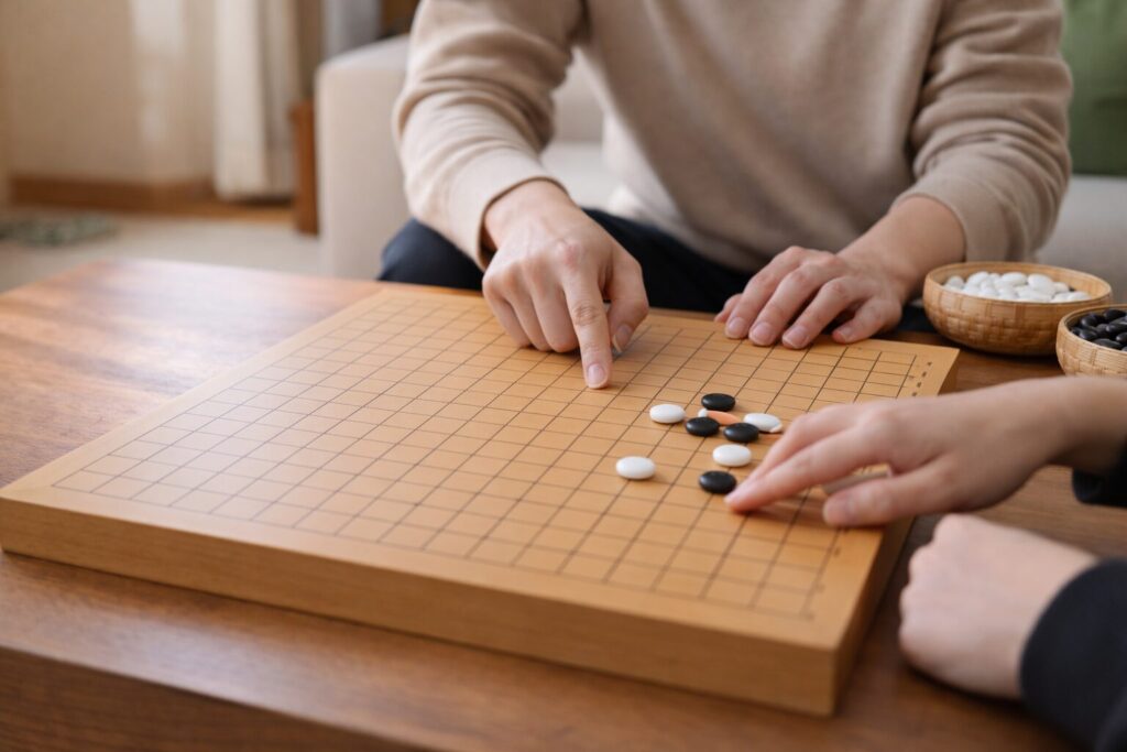 子供が囲碁のルールを体験しながら学んでいる場面