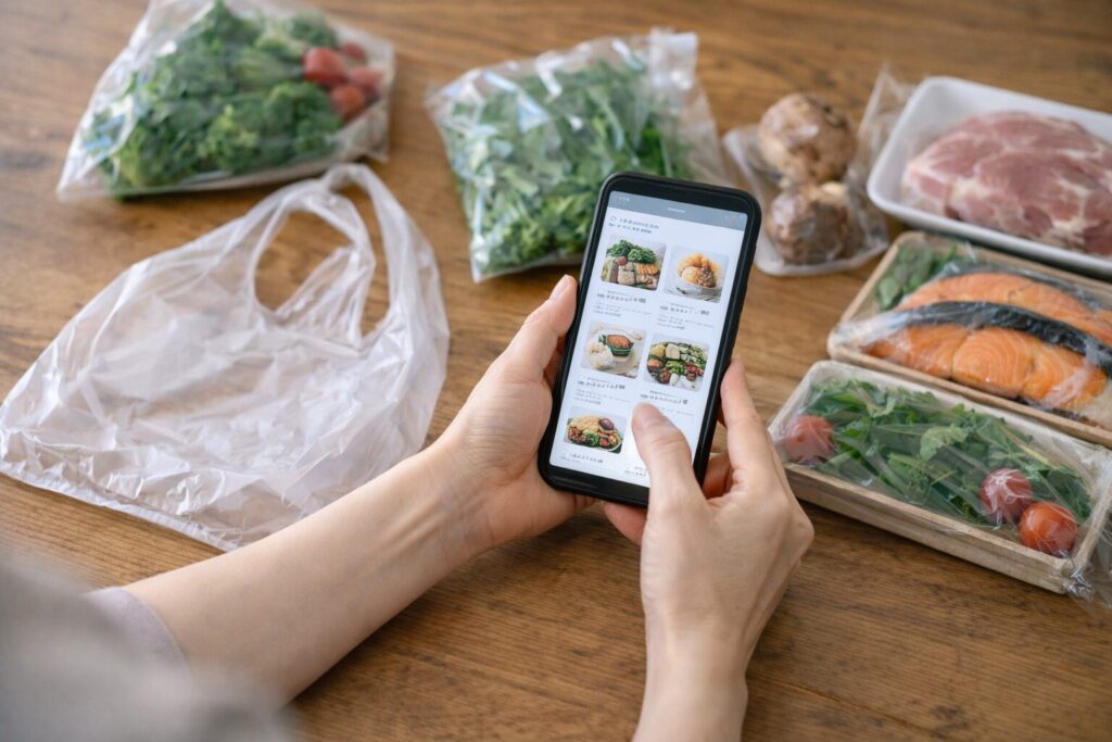 実店舗と通販のどちらで購入するか検討している場面