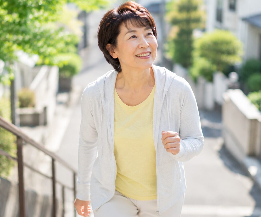 シニア世代が元気に運動している様子